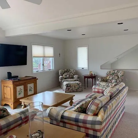 Reversed Living With Water Views!